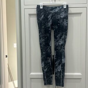 Umbro Medium leggings athletic pants. Black/gray geometric design.